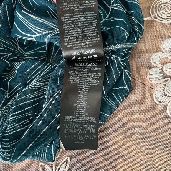 Guess sz L, green floral blouse with Ruching on the sides and the sleeves. - Picture 8 of 10